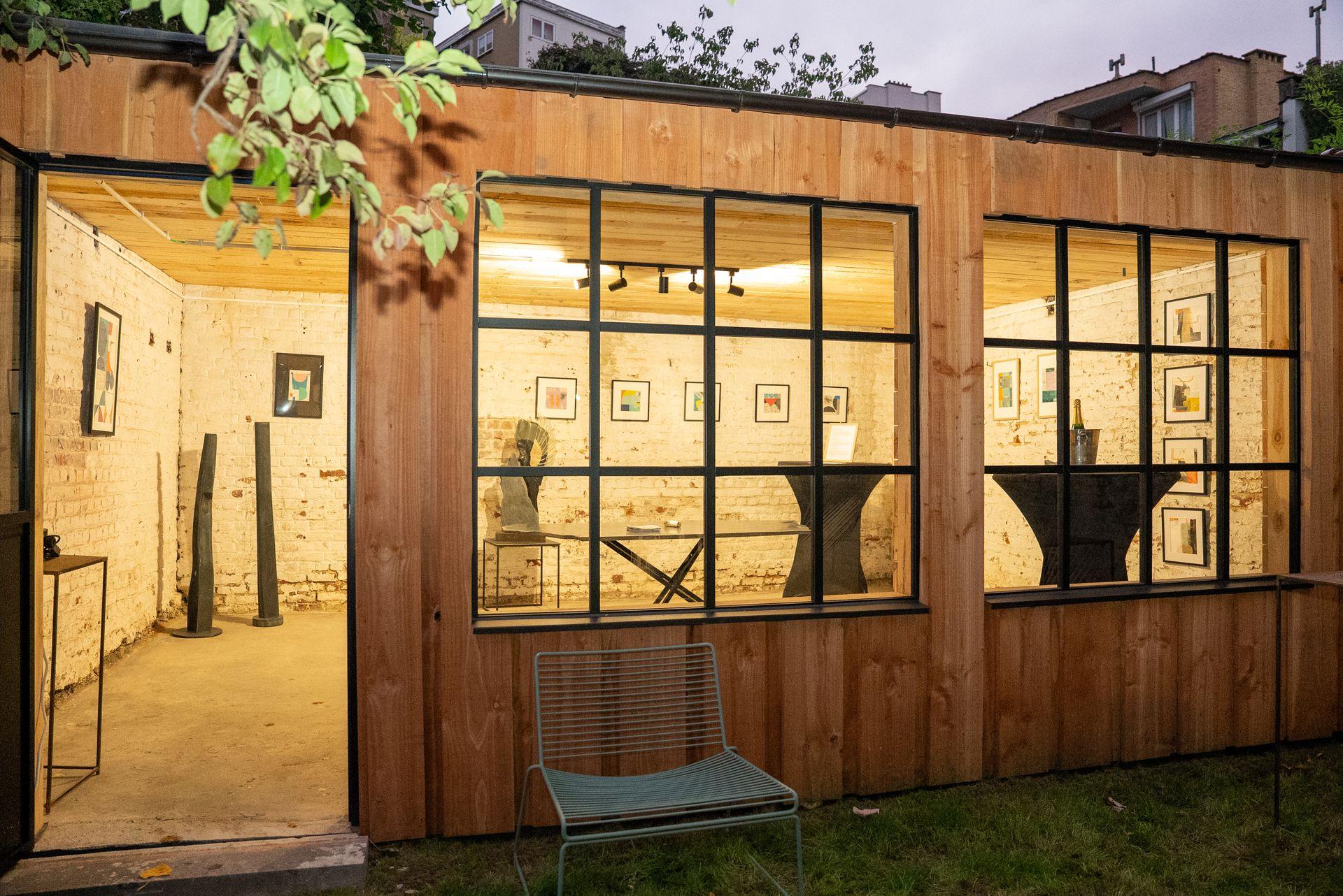 Extérieur de la galerie d'art avec façade en bois
